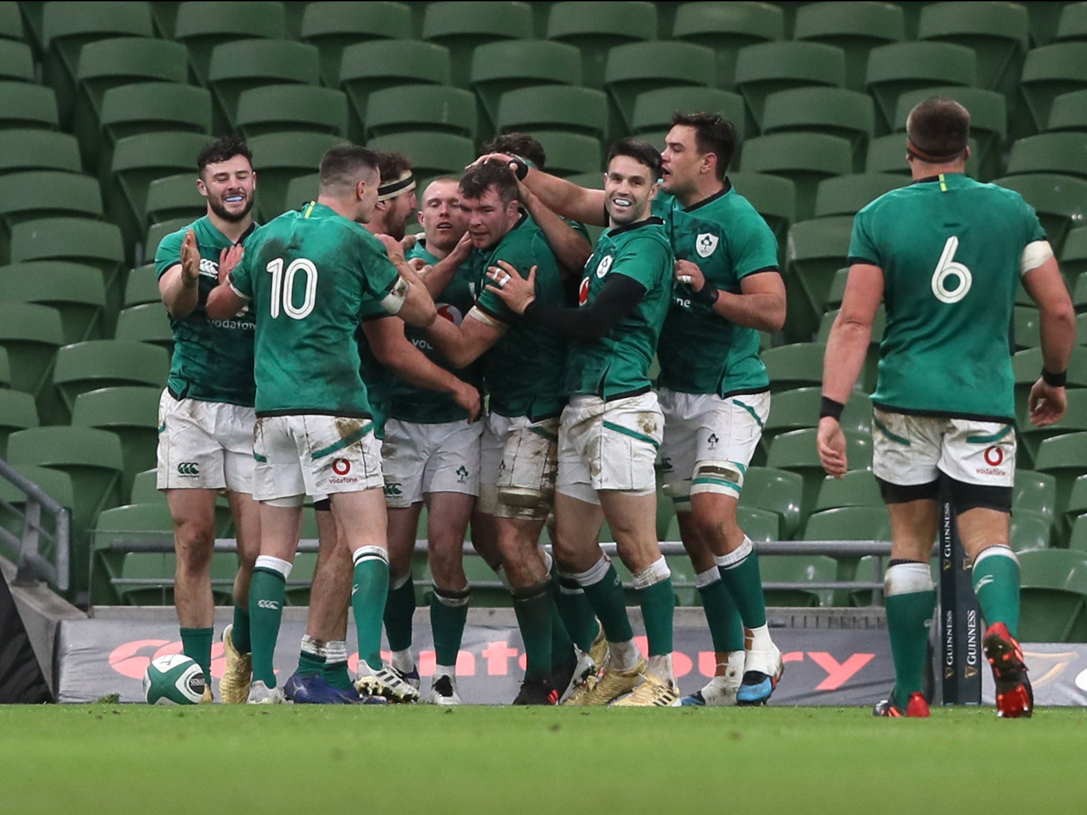 Ireland celebrate after Keith Earls score his second try of the match against Scotland