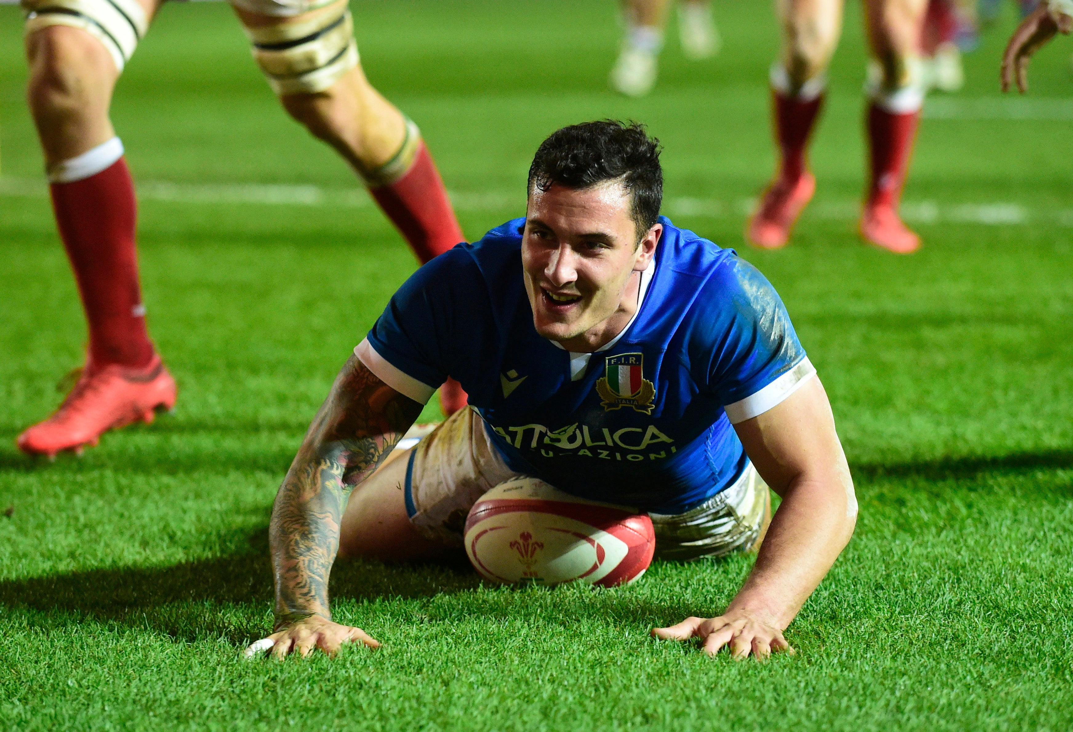 Marco Zanon scores Italys first try to respond to Wales