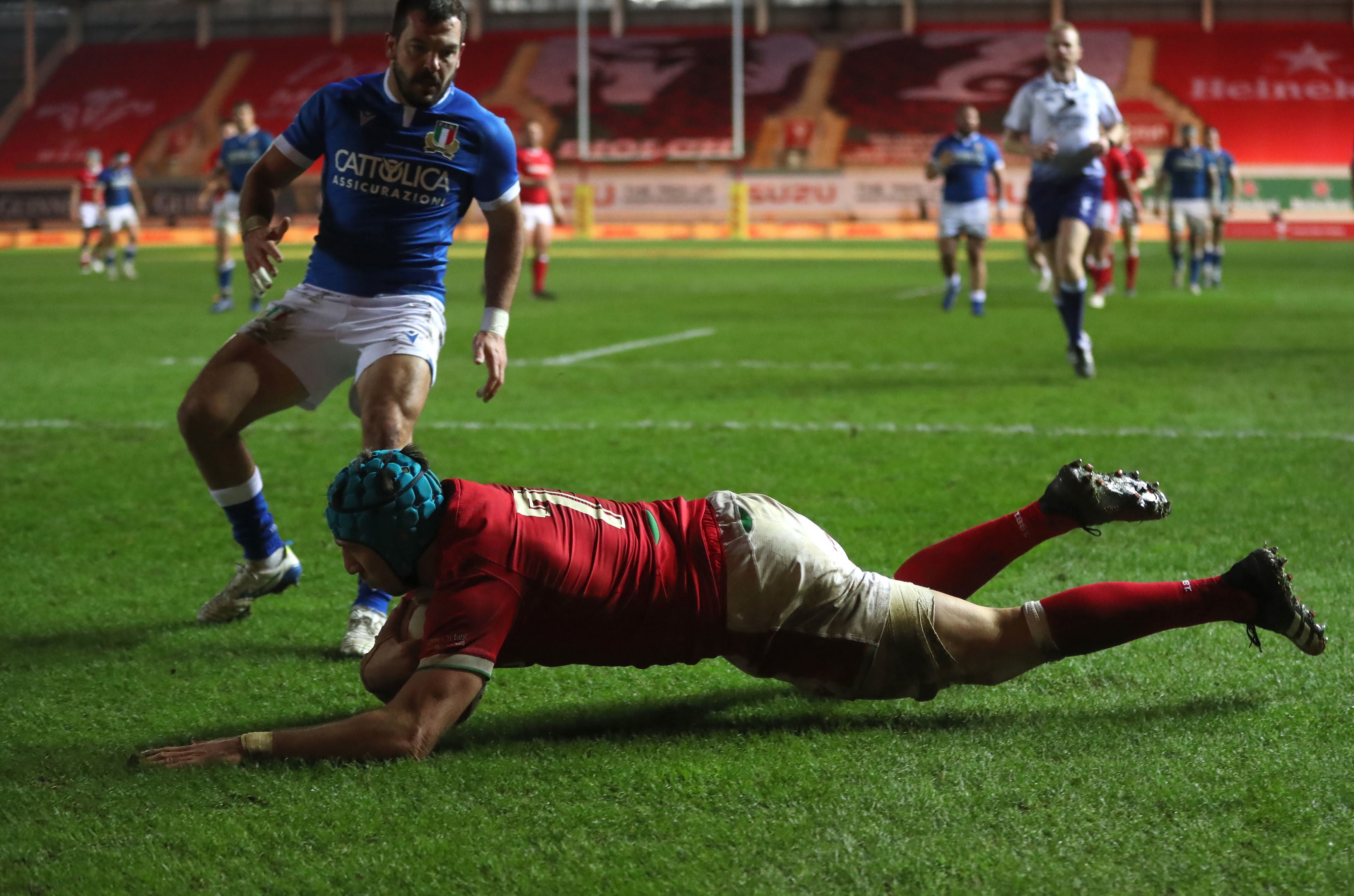 Justin Tipuric scores Wales’s fifth and final try to seal victory over Italy