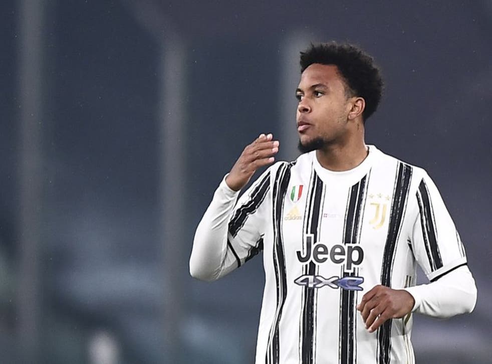 Weston McKennie festeja su gol, el primero de un estadounidense para la Juventus, en el partido con Torino por la Serie A italiana en el Allianz Stadium de Turín, sábado 5 de diciembre de 2020.
