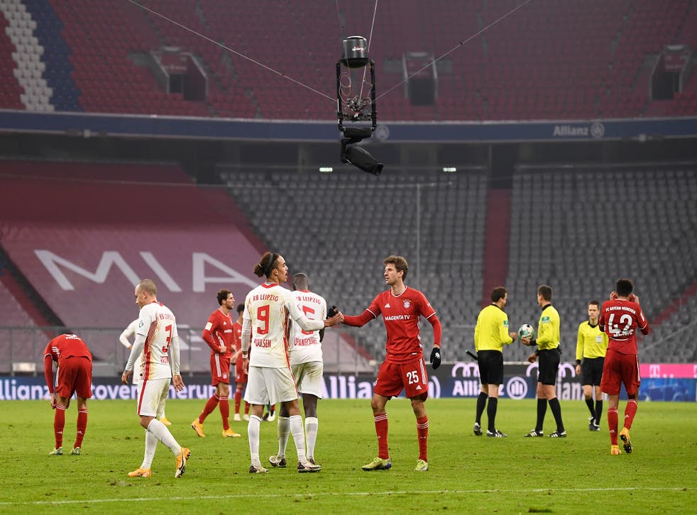MÚNICH, ALEMANIA - DICIEMBRE 05: Thomas Mueller del FC Bayern Munich da la mano a Yussuf Poulsen del RB Leipzig después del partido de Bundesliga entre el FC Bayern Muenchen y el RB Leipzig en el Allianz Arena el 5 de diciembre de 2020 en Munich, Alemania. Los estadios de fútbol de Alemania permanecen vacíos debido a la pandemia del Coronavirus, ya que las leyes de distanciamiento social del gobierno prohíben a los aficionados entrar en las instalaciones, lo que hace que los partidos se jueguen a puerta cerrada.
