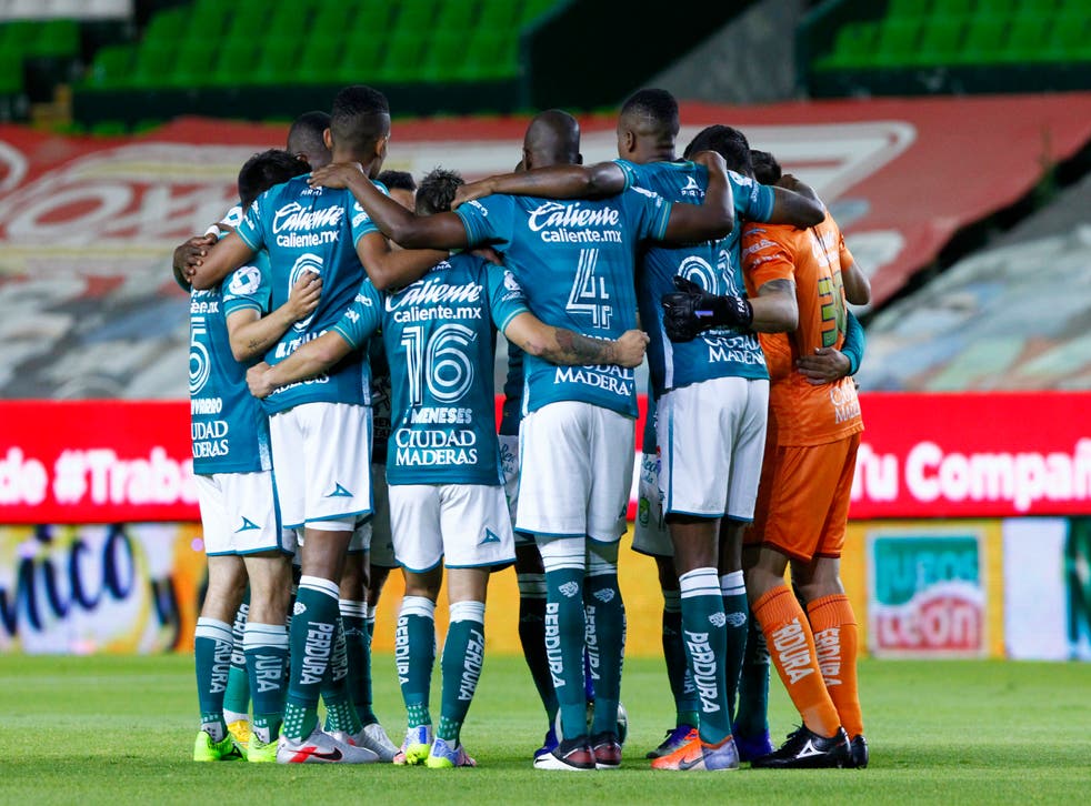 LEÓN, MÉXICO - DICIEMBRE 05: Jugadores de León se apiñan antes del partido de semifinales de la segunda vuelta entre León y Chivas como parte del Torneo Guard1anes 2020 Liga MX en el Estadio León el 5 de diciembre de 2020 en León, México.