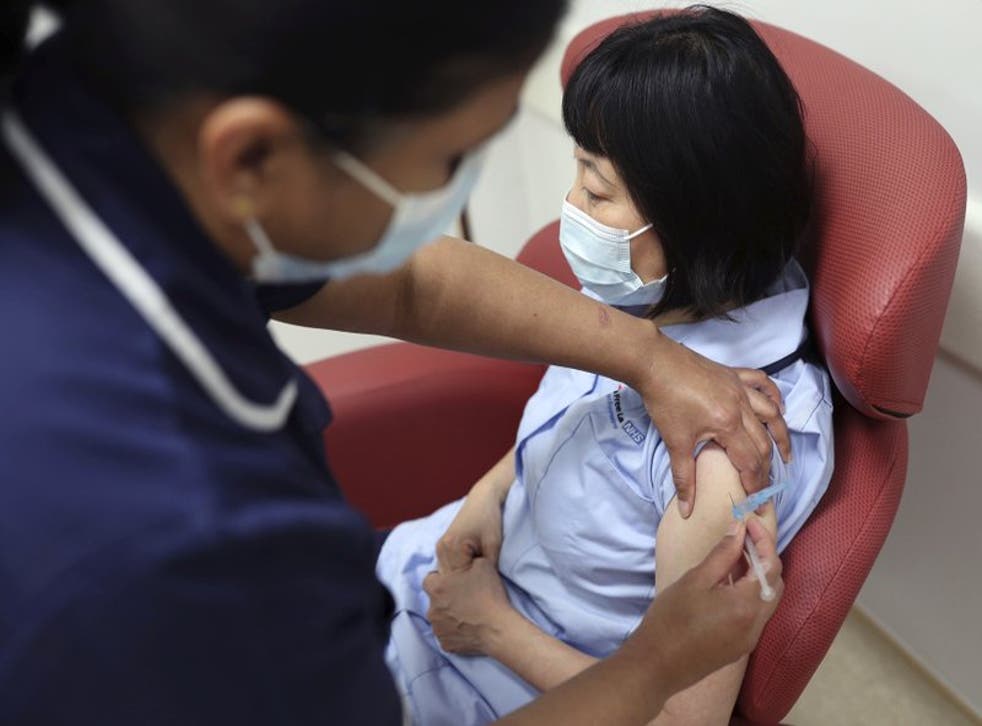 Una enfermera del Royal Free Hospital de Londres simula la administración de la vacuna de Pfizer para el coronavirus, durante un entrenamiento para la campaña de vacunación que está por comenzar el Reino Unido, el 4 de diciembre de 2020.