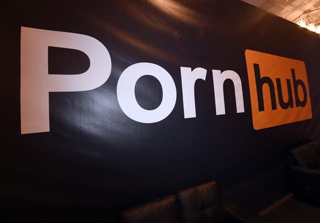 Un logotipo de Pornhub se muestra en el stand de la compañía en la AVN Adult Entertainment Expo 2018 en el Hard Rock Hotel & Casino el 24 de enero de 2018 en Las Vegas, Nevada.