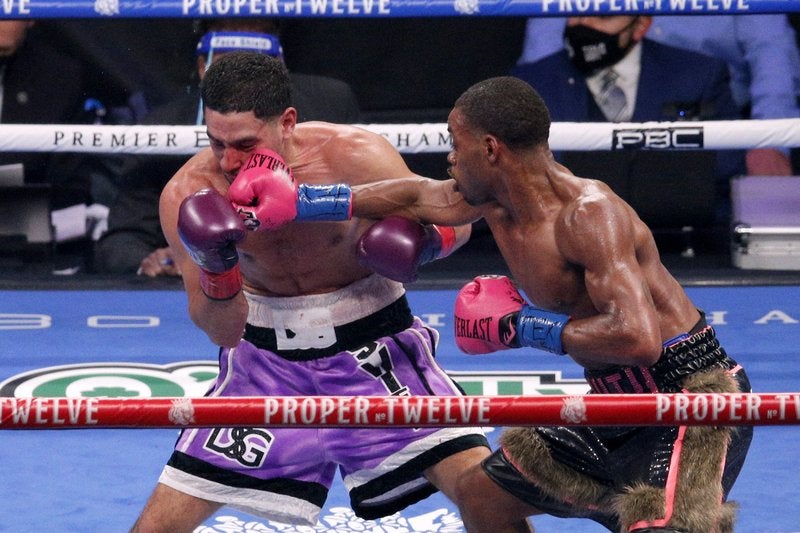 Errol Spence Jr. propina un golpe a Danny García en una pelea por los títulos welter del CMB y la FIB.