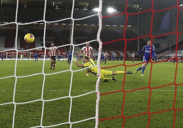 Vardy marca el segundo tanto de Leicester en el triunfo ante Sheffield United.