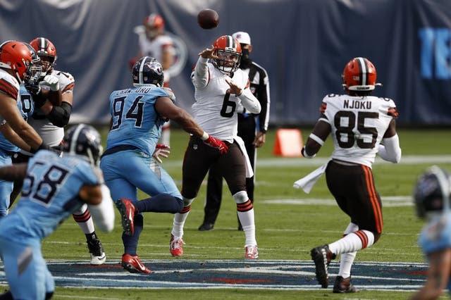 El quarterback de los Browns de Cleveland lanza un pase a David Njoku.