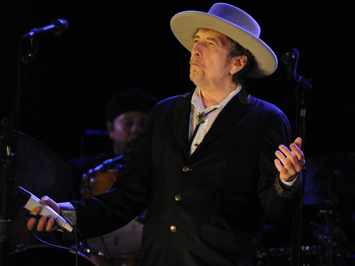 Bob Dylan sells entire back catalogue of 600+ songs to Universal in