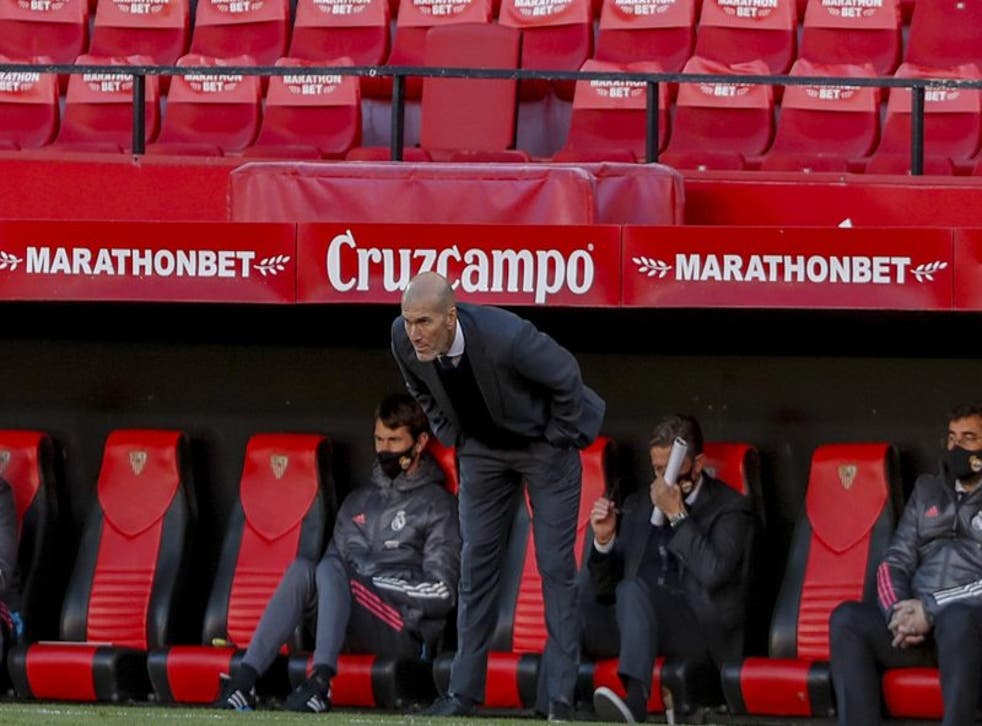 El técnico del Real Madrid Zinedine Zidane observa el partido contra el Sevilla por La Liga.