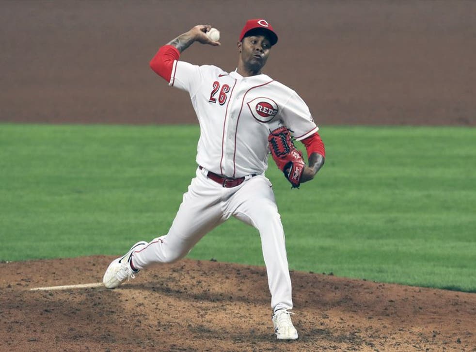 El relevista de los Rojos lanza ante los Piratas de Pittsburgh.