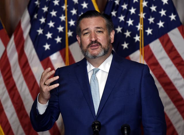 <p>El senador republicano Ted Cruz (R-TX) habla durante una conferencia de prensa después de que la jueza nominada a la Corte Suprema Amy Coney Barrett fuera confirmada por el Senado como la juez número 115 de la Corte Suprema en Capitol Hill, el 26 de octubre de 2020 en Washington, DC. - El Senado de los EE. UU. Confirmó a la jurista conservadora Amy Coney Barrett como la juez más reciente de la Corte Suprema, otorgando una victoria histórica y controvertida para el presidente Donald Trump solo ocho días antes de las elecciones.&nbsp;</p>