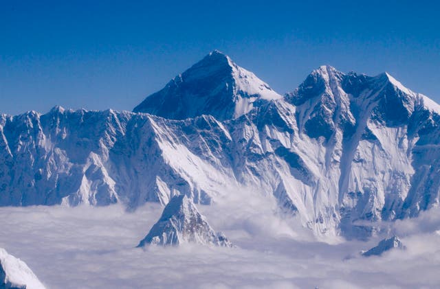 Monte Everest visto desde un avión sobre Nepal