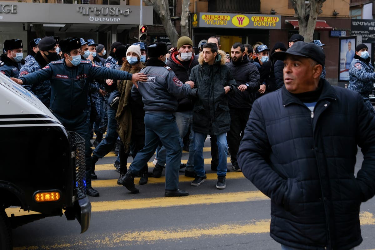 Protesters block traffic in Armenia calling on PM to resign