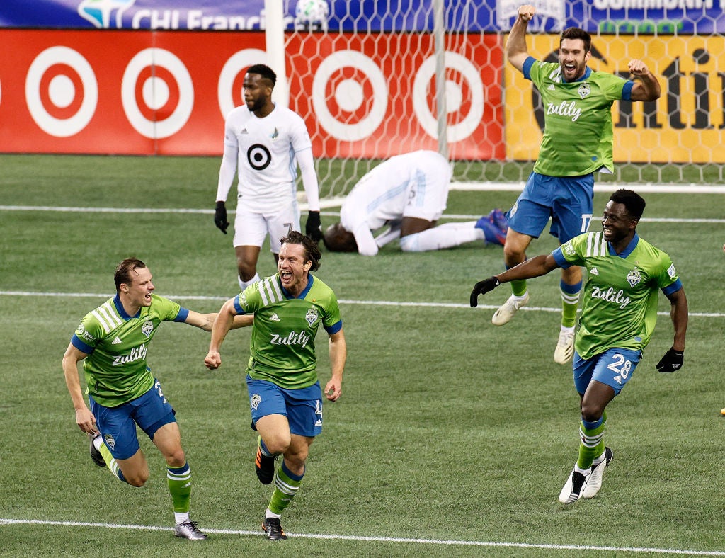 Seattle anotó tres veces en los últimos 15 minutos del tiempo reglamentario y el tiempo de descuento para arrollar a Minnesota.