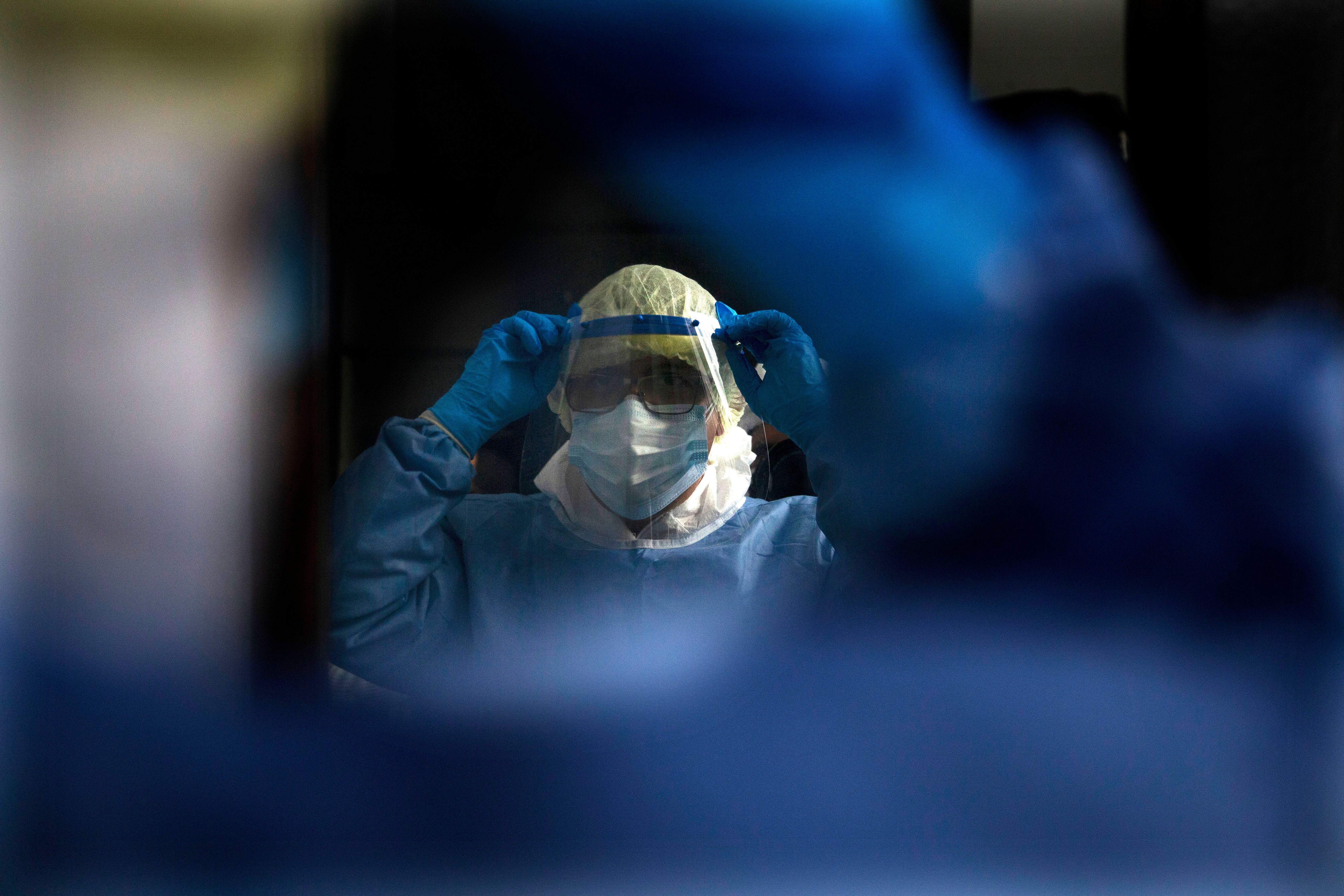 <p>ARCHIVO - En esta fotografía de archivo del 30 de noviembre de 2020, el coronel Oscar Benavides Aguilar se viste con ropa protectora mientras se prepara para tratar a pacientes en un hospital militar establecido para atender a pacientes con COVID-19 en la Ciudad de México. México planea comenzar a vacunar a su gente contra el COVID-19 a fines de la tercera semana de diciembre, comenzando con los trabajadores de salud, anunció el gobierno el martes 8 de diciembre de 2020.&nbsp;</p>