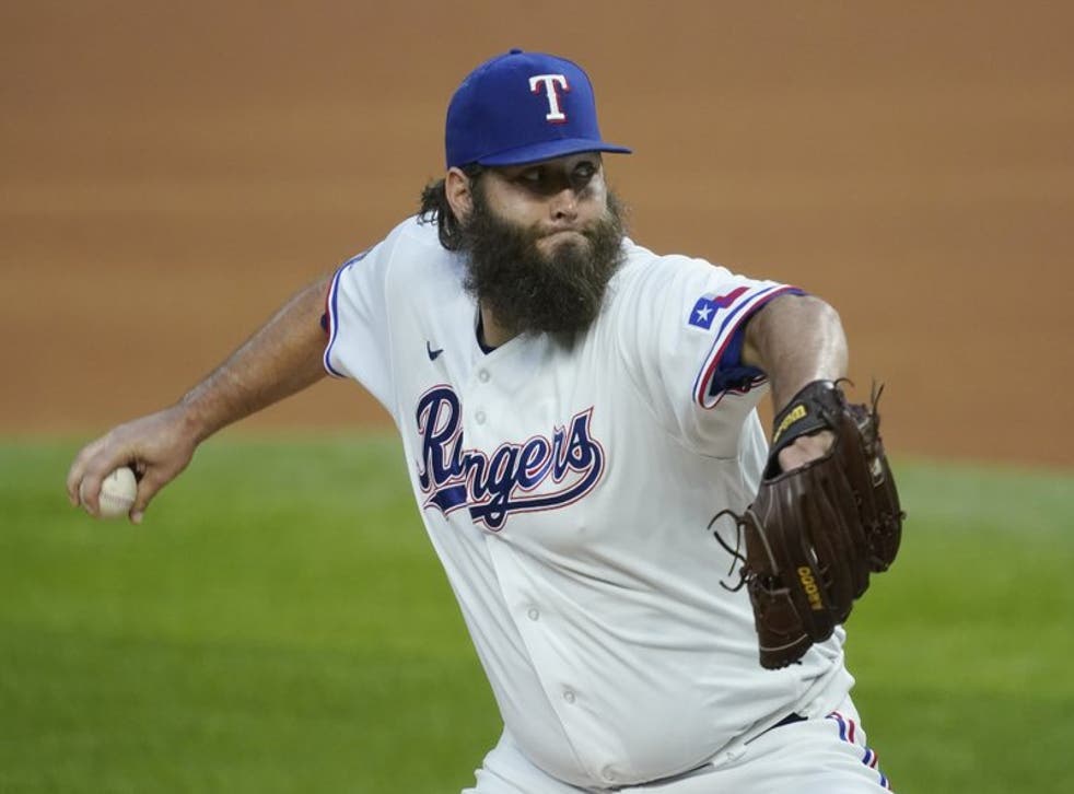 El pitcher Lance Lynn de los Rangers de Texas lanza en un juego contra los Astros de Houston.