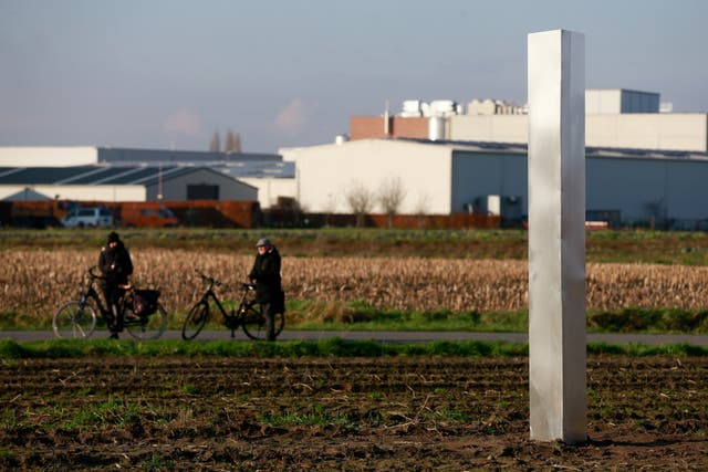 Se muestra un monolito de metal en un campo en Baasrode, Bélgica, el 8 de diciembre de 2020.