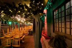 10,000 US restaurants to close in next three weeks, report says