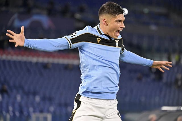 Joaquín Correa celebra tras anotar el primer gol de la Lazio en el empate 2-2 contra Brujas en el partido de la Liga de Campeones.