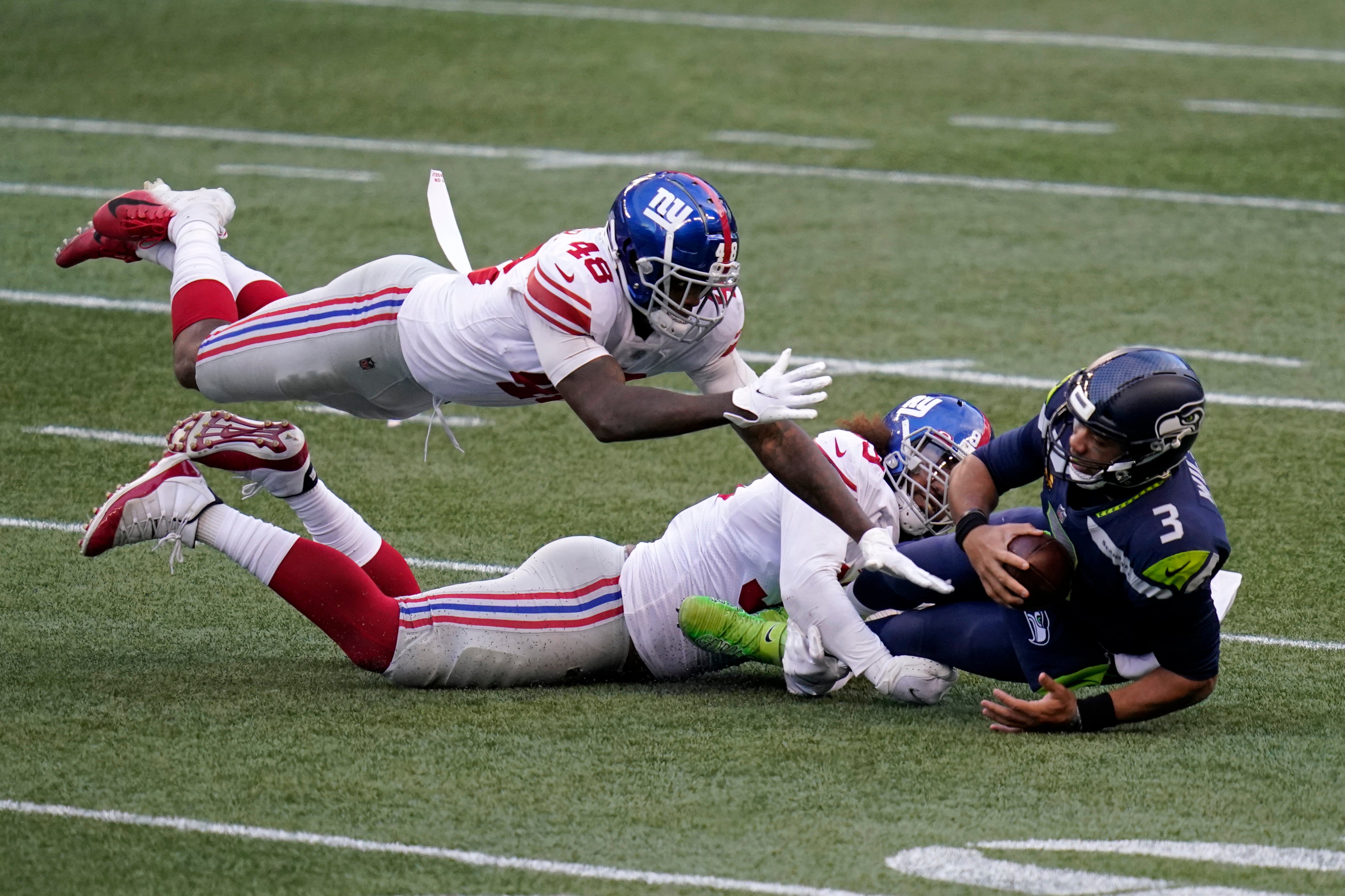 <p>El quarterback de los Seahawks de Seattle es capturado por el defensive end de los Giants de Nueva York Leonard Williams y el linebacker Tae Crowder.</p>