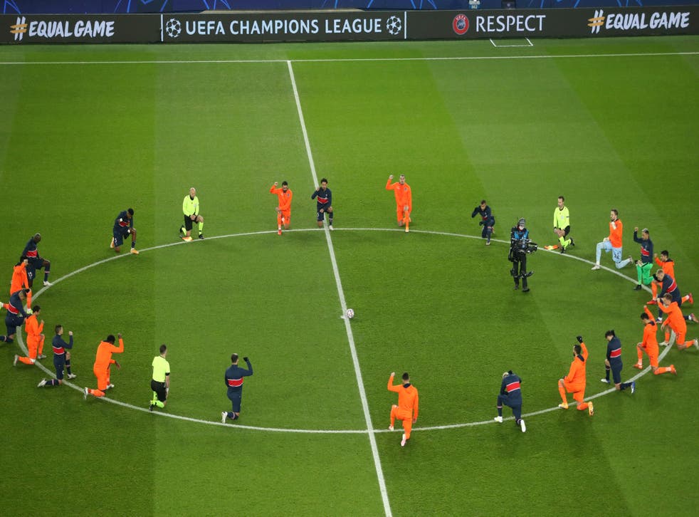 <p>Jugadores del Basaksehir y del Paris Saint Germain se arrodillan junto a los oficiales en la reanudación del partido de la Liga de Campeones.</p>