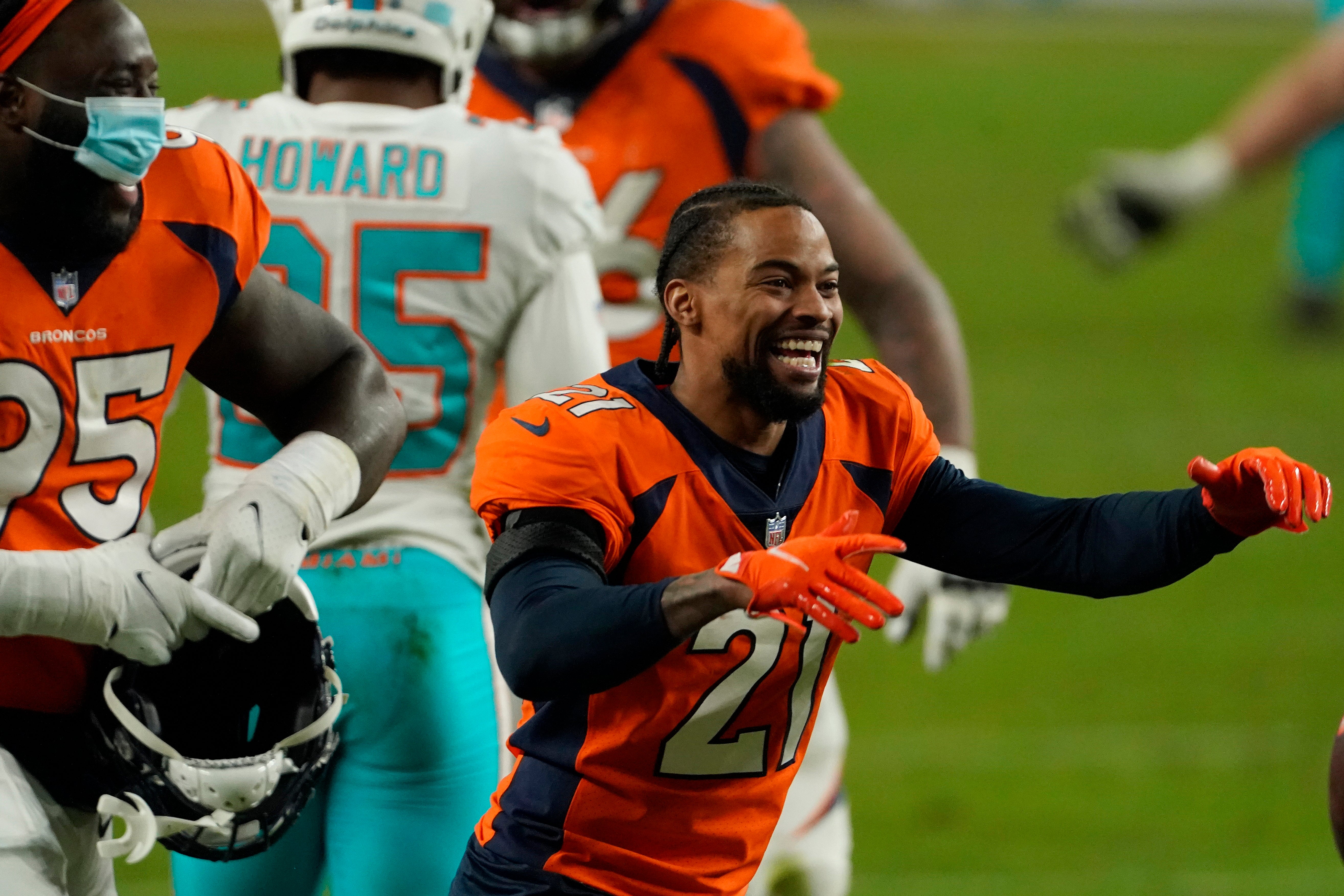 <p>El cornerback de los Broncos de Denver celebra en el juego ante los Dolphins de Miami.</p>