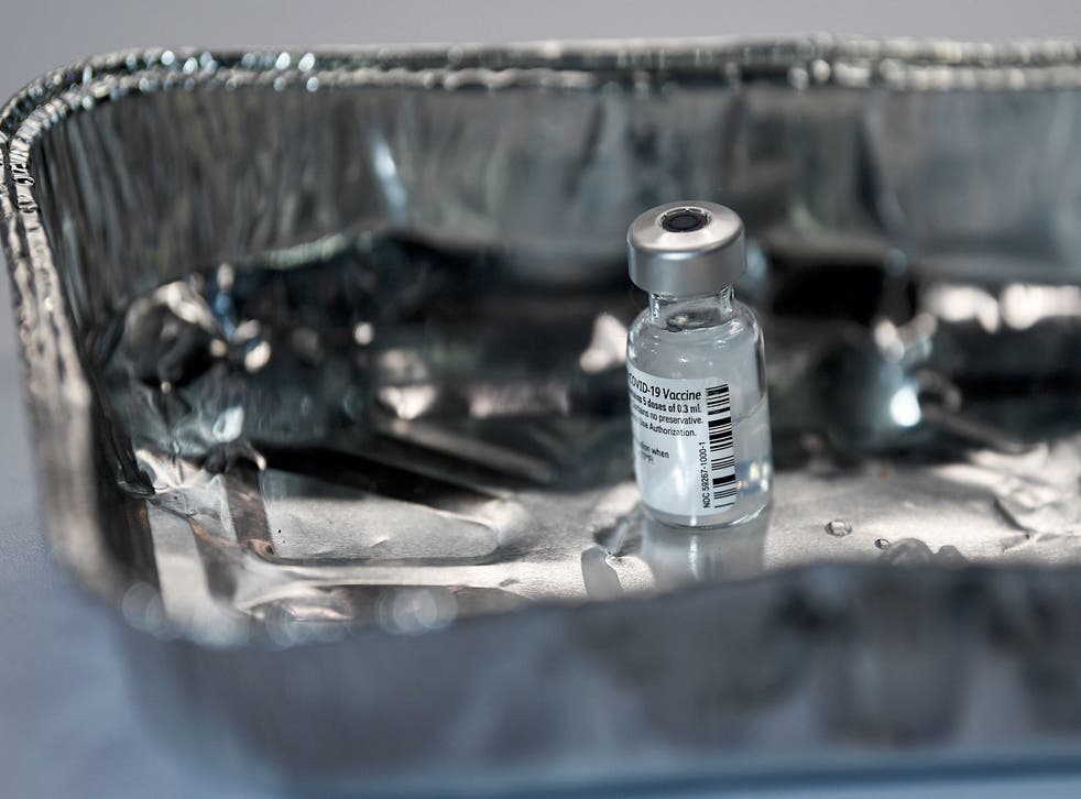 <p>Un frasco con la vacuna de Pfizer-BioNTech contra el COVID-19 está listo para su uso en el hospital NHS Louisa Jordan en Glasgow, Escocia, el martes 8 de diciembre de 2020, ahora que ha comenzado un programa de inoculación a gran escala en Gran Bretaña. </p>