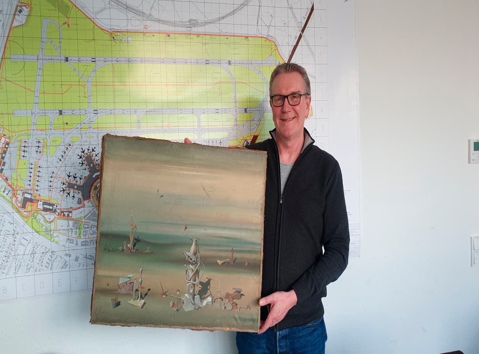 <p>En esta foto difundida por la policía de Duesseldorf el jueves 10 de diciembre de 2020, el jefe de detectives Michael Dietz con una pintura del artista francés Yves Tanguy que fue recuperada de un centro de reciclaje luego que un empresario la dejó por accidente en el aeropuerto de Duesseldorf mientras tomaba un vuelo a Tel Aviv. La pintura surrealista está valorada en 280.000 euros. </p>
