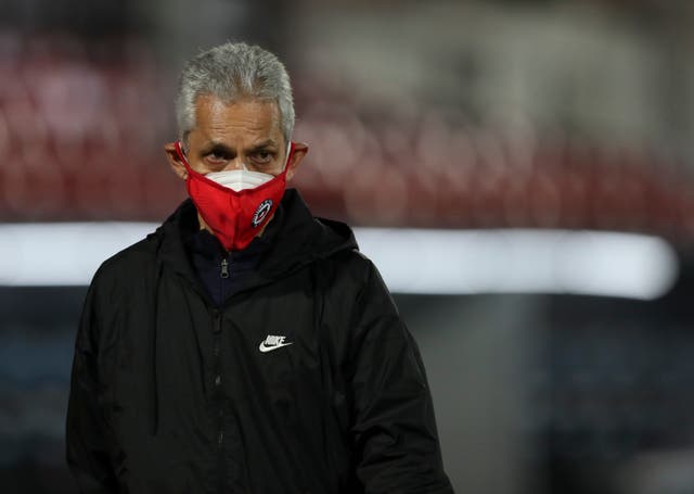 <p>Reinaldo Rueda, el técnico colombiano de la selección de Chile, durante el primer tiempo del partido contra Perú.</p>