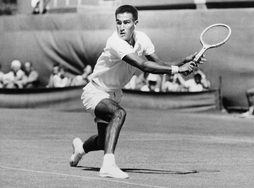 <p>Foto del 26 de enero de 1959: El tenista peruano Alex Olmedo en el encuentro ante Neale Fraser en el Campeonato Nacional de Australia.</p>