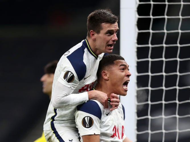 Carlos Vinicius celebrates with Giovani Lo Celso