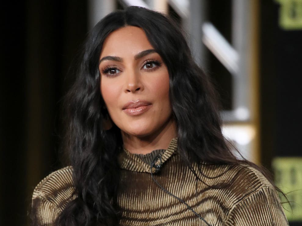 Kim Kardashian mocked as sister Kourtney loses earring in Bora Bora