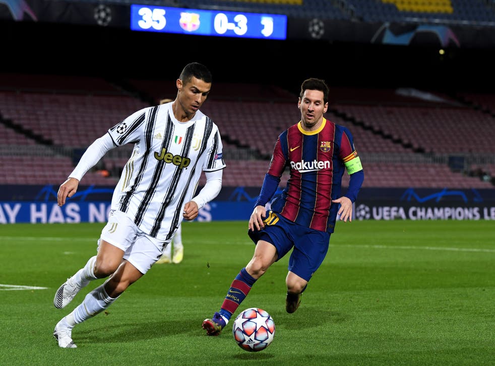 BARCELONA, ESPAÑA - DICIEMBRE 08: Cristiano Ronaldo del Juventus F. C. es puesto bajo presión por Lionel Messi de Barcelona durante el partido del Grupo G de la Liga de Campeones de la UEFA entre el FC Barcelona y el Juventus en el Camp Nou el 08 de diciembre de 2020 en Barcelona, España. Los estadios deportivos de España siguen bajo estrictas restricciones debido a la pandemia del virus de la Corona, ya que las leyes de distanciamiento social del Gobierno prohíben a los aficionados el acceso a las instalaciones, lo que hace que los partidos se jueguen a puerta cerrada.