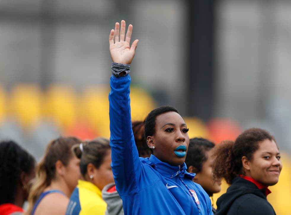 <p>ARCHIVO - En imagen de archivo del 10 de agosto de 2019, la atleta estadounidense Gwen Berry saluda al ser presentada al inicio de la final de lanzamiento de martillo para mujeres en los Juegos Panamericanos de Lima, Perú. </p>