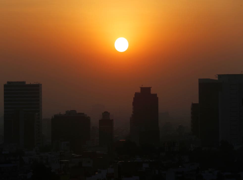 <p>ARCHIVO - En esta foto del 20 de febrero del 2020, el sol se alza entre el smog de la Ciudad de México. Cinco años después de un histórico en París, los líderes mundiales se reúnen de nuevo para aumentar sus esfuerzos contra el calentamiento global. </p>