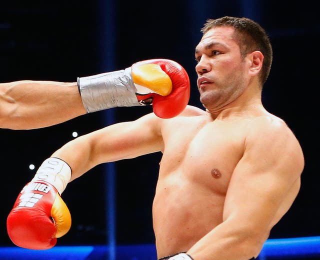 <p>ARCHIVO - En imagen de archivo del sábado 15 de noviembre de 2014, el búlgaro Kubrat Pulev evade un golpe del ucraniano Wladimir Klitschko durante su pelea por el título mundial de peso completo de la FIB en Hamburgo, Alemania.&nbsp;</p>