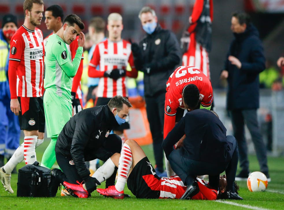 <p>PSV-El mediocampista estadounidense Richard Ledezma, del PSV Eindhoven, recibe atención en la cancha tras sufrir una lesión durante un partido por el Grupo E de la Liga Europa ante el club chipriota Omonia, en el estadio Philips de Eindhoven, Holanda, el jueves 10 de diciembre de 2020. </p>