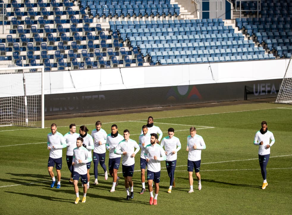 <p>Jugadores de la selección de Suiza sostienen una sesión de entrenamiento un día antes de su partido por la Liga de Naciones de la UEFA ante su similar de Ucrania, en la Arena Deportiva de Lucerna, Suiza, el lunes 16 de noviembre de 2020. </p>