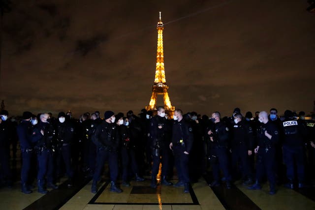<p>Policías franceses se reúnen en la plaza Trocadero frente a la Torre Eiffel para protestar contra sus condiciones laborales, el viernes 11 de diciembre de 2020 en París. Los manifestantes en Francia han protestado por un proyecto de ley que podría dificultar que los testigos filmen a los agentes de policía. Los críticos temen que la ley pueda vulnerar la libertad de prensa y dificultar la exposición de la brutalidad policial.&nbsp;</p>