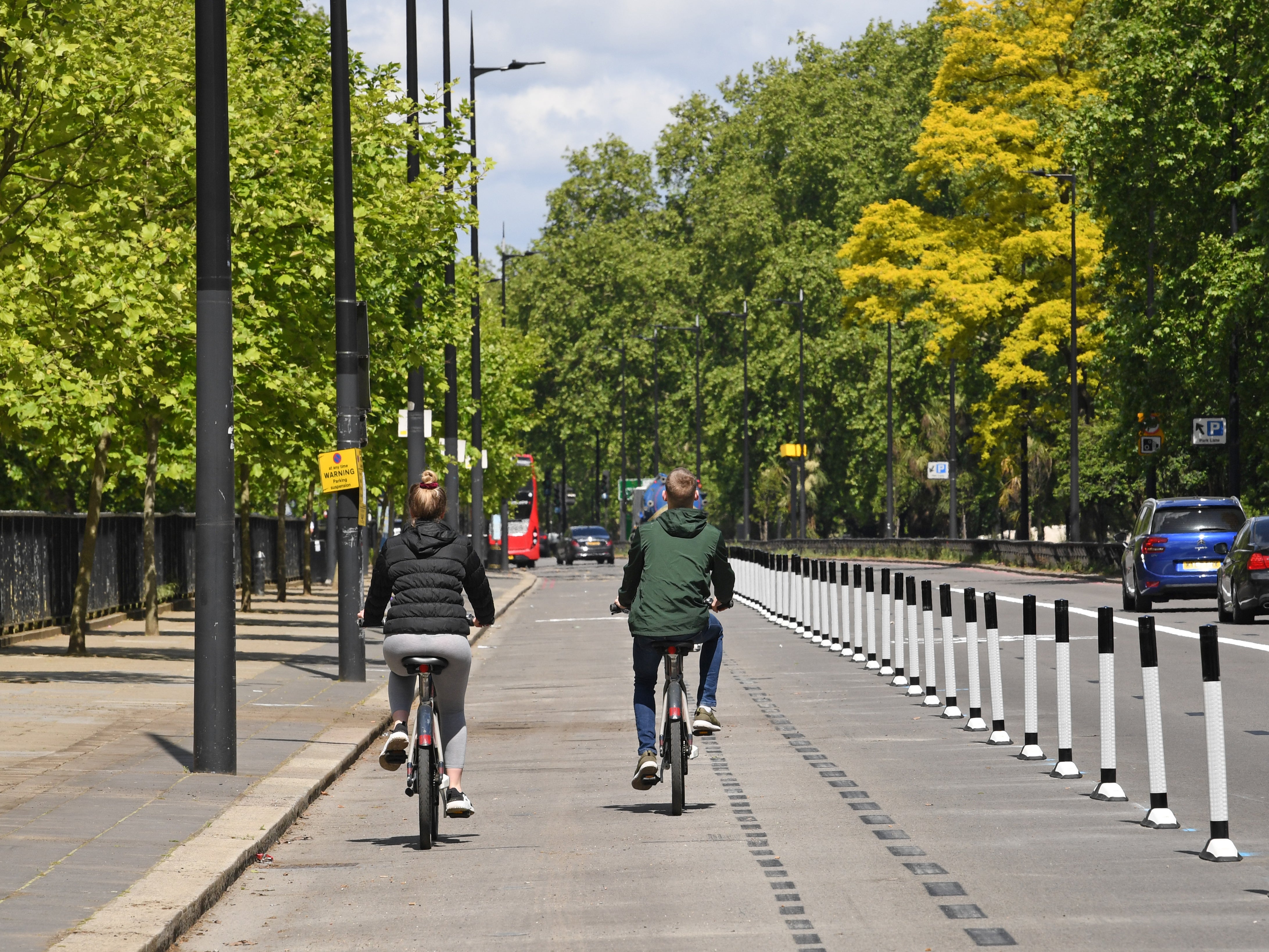 A pop-up cycle lane in Park Lane, London, segregated from the road by wands