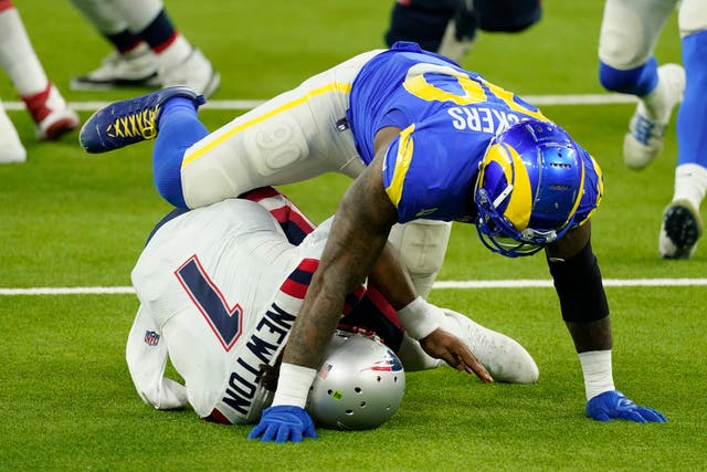 <p>Cam Newton, quarterback de los Patriots de Nueva Inglaterra, es capturado por Michale Brockers, de los Rams de Los Ángeles, en el partido del jueves 10 de diciembre de 2020&nbsp;</p>