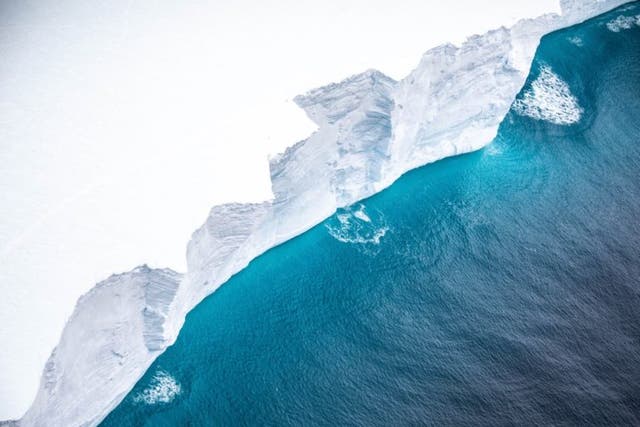 <p>La masa de hielo podría desintegrarse en su trayecto a la isla de Georgia del Sur</p>