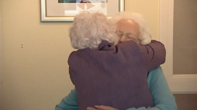 June Crawford y Ella Boyle se abrazan por primera vez desde que fueron separadas por la pandemia.