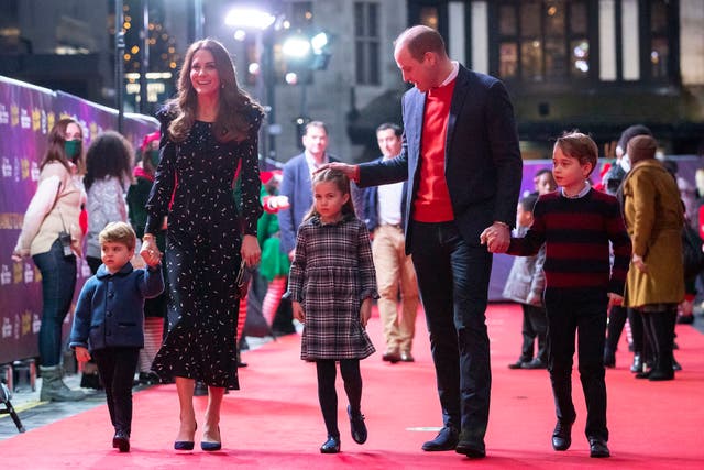 <p>El príncipe Guillermo y Kate, duquesa de Cambridge, con sus hijos asisten a un espectáculo navideño en el teatro Palladium de Londres, 11 de diciembre de 2020, en homenaje a los trabajadores de la salud y sus familias por su trabajo durante la pandemia de COVID-19.&nbsp;</p>