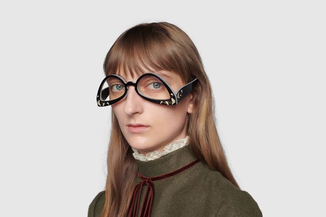 <p>“Estas gafas de sol se presentan con un diseño invertido que crea un efecto 'al revés'”, dice la empresa italiana en la descripción del artículo.&nbsp;</p>