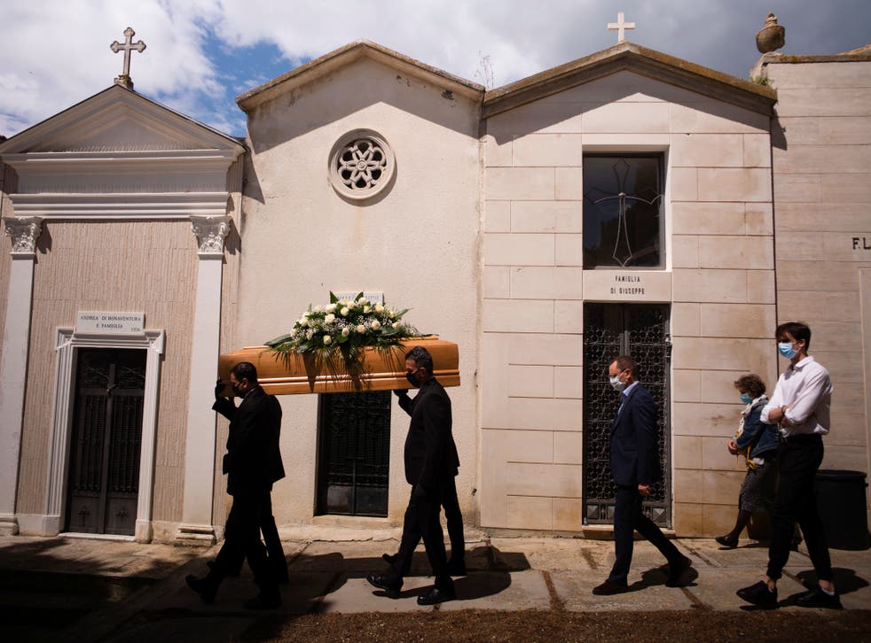 <p>ARCHIVO - En esta foto de archivo del 12 de mayo de 2020, trasladan el féretro con los restos de Annunziata Ginoble, la madre del alcalde de Roseto degli Abruzzi, Sabatino Di Girolamo, 3ro derecha, con su hermana Marisa Di Felice, 2do derecha, y su hijo Francesco, derecha, al cementerio de Montepagano, Italia. Italia está al borde del triste honor de tener el récord europeo de muertes por coronavirus. </p>