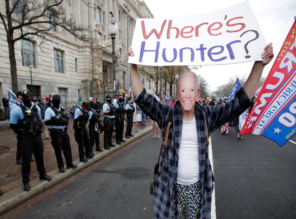 <p>Un simpatizante del presidente Donald Trump disfrazado de Joe Biden participa en una manifestación en la Plaza de la Libertad en Washington, el sábado 12 de diciembre de 2020. El cartel dice “¿Dónde anda Hunter?”, el hijo de Biden.</p>
