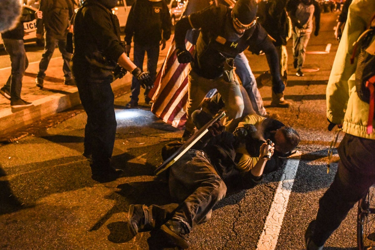Saldo de cuatro apuñalados y un disparo en medio de la violencia vivida en mítines pro-Trump a los que asistió la extrema derecha | Independent Español