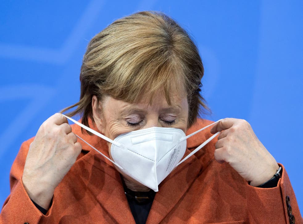 <p>La canciller alemana Angela Merkel se acomoda el cubrebocas después de una conferencia de prensa en la Cancillería, el domingo 13 de diciembre de 2020.</p>