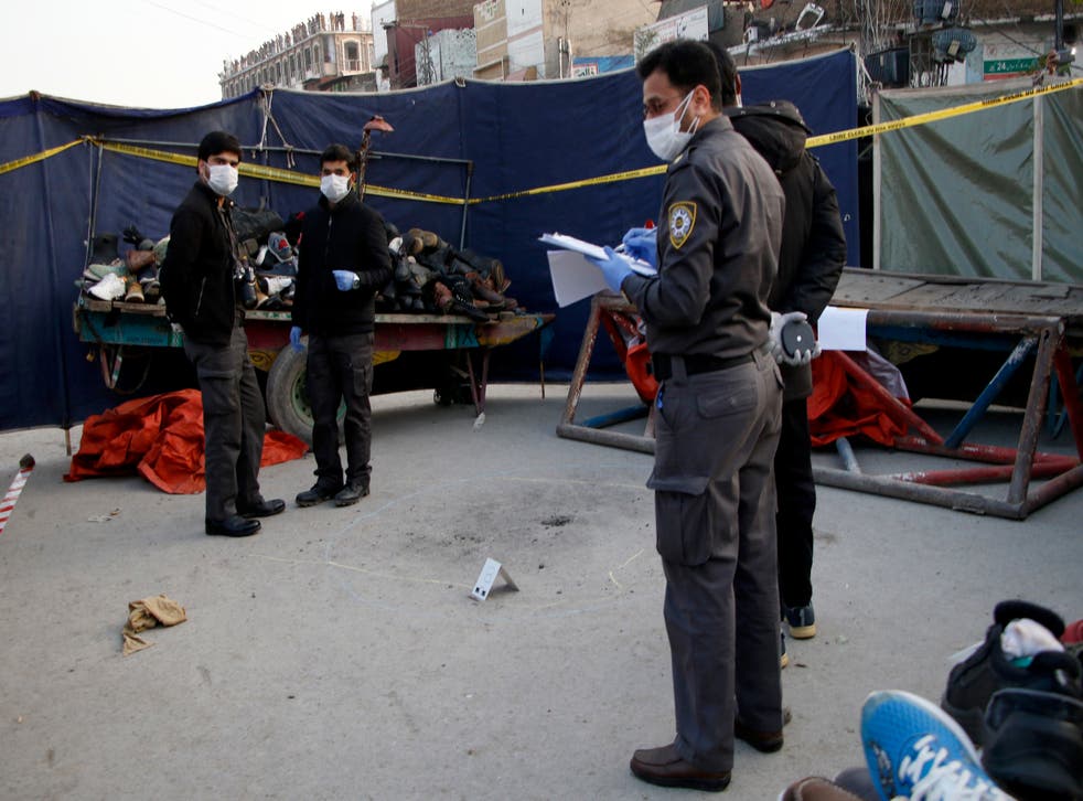 <p>La escena después de la explosión en Rawalpindi, Pakistán, el 13 de diciembre del 2020.</p>